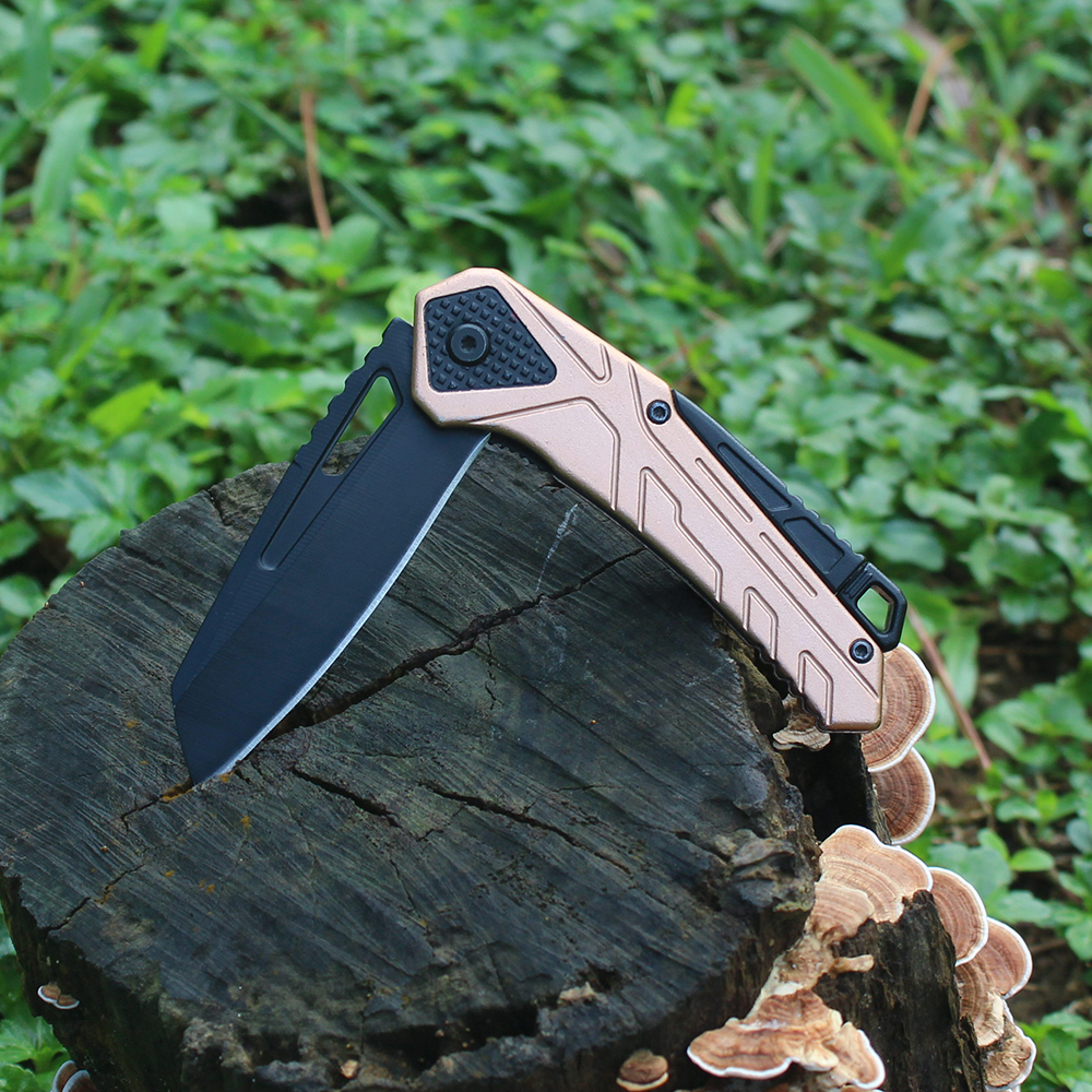 best camping pocket knife close viewed