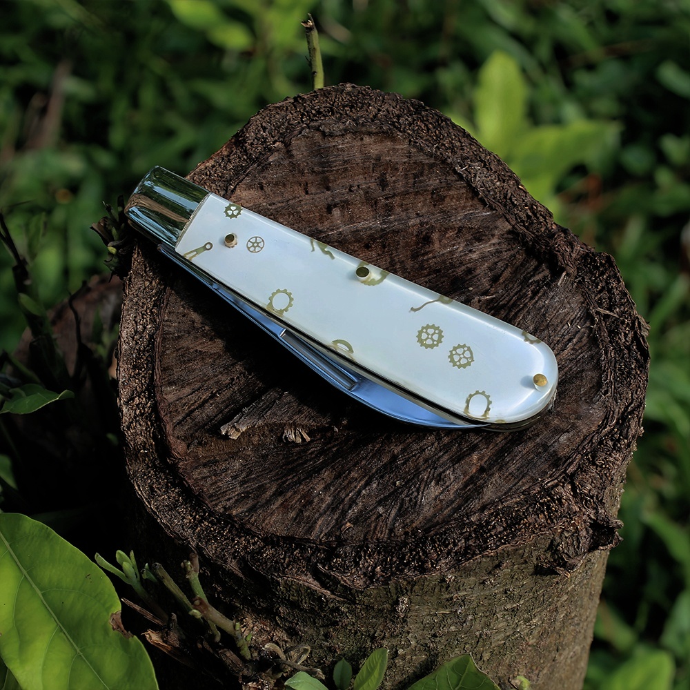 compact size resin handle pocket knife for everyday carry