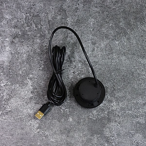 Chargeur de bureau USB DAMAVO dans la station de charge montée sur le bureau