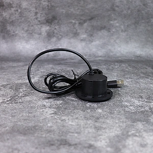 Chargeur de bureau USB DAMAVO dans la station de charge montée sur le bureau
