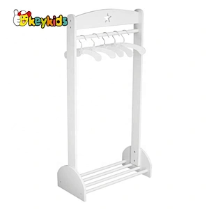 2020 high quality kids wooden hanger stand with storage shelf W09B098