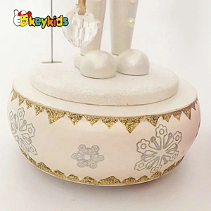 2019 High quality decor wooden white nutcracker soldier with bass W02A338