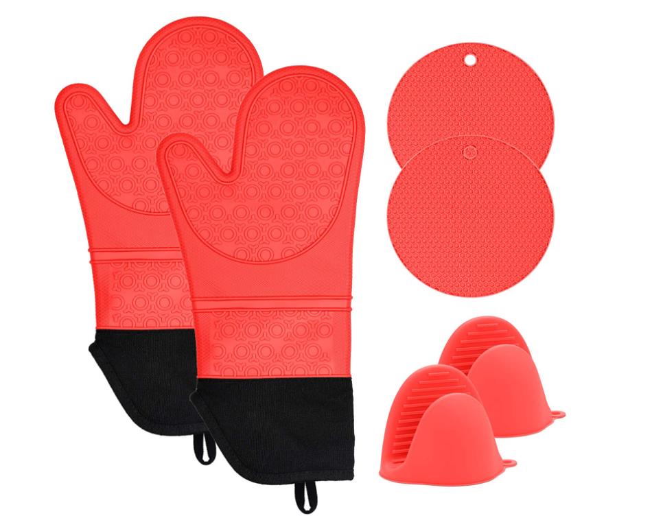 oven mitts and potholders
