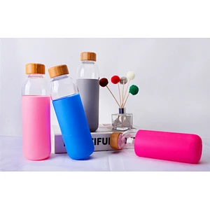 new design borosilicate bpa free 500 ml silicone glass bottle bamboo lid bottle