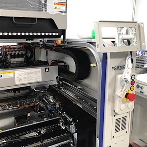 Б / у SMT Mounter YAMAHA YSM20 SMT Machine Высокоскоростная автоматическая машина для захвата и размещения стружки для производственной линии SMT