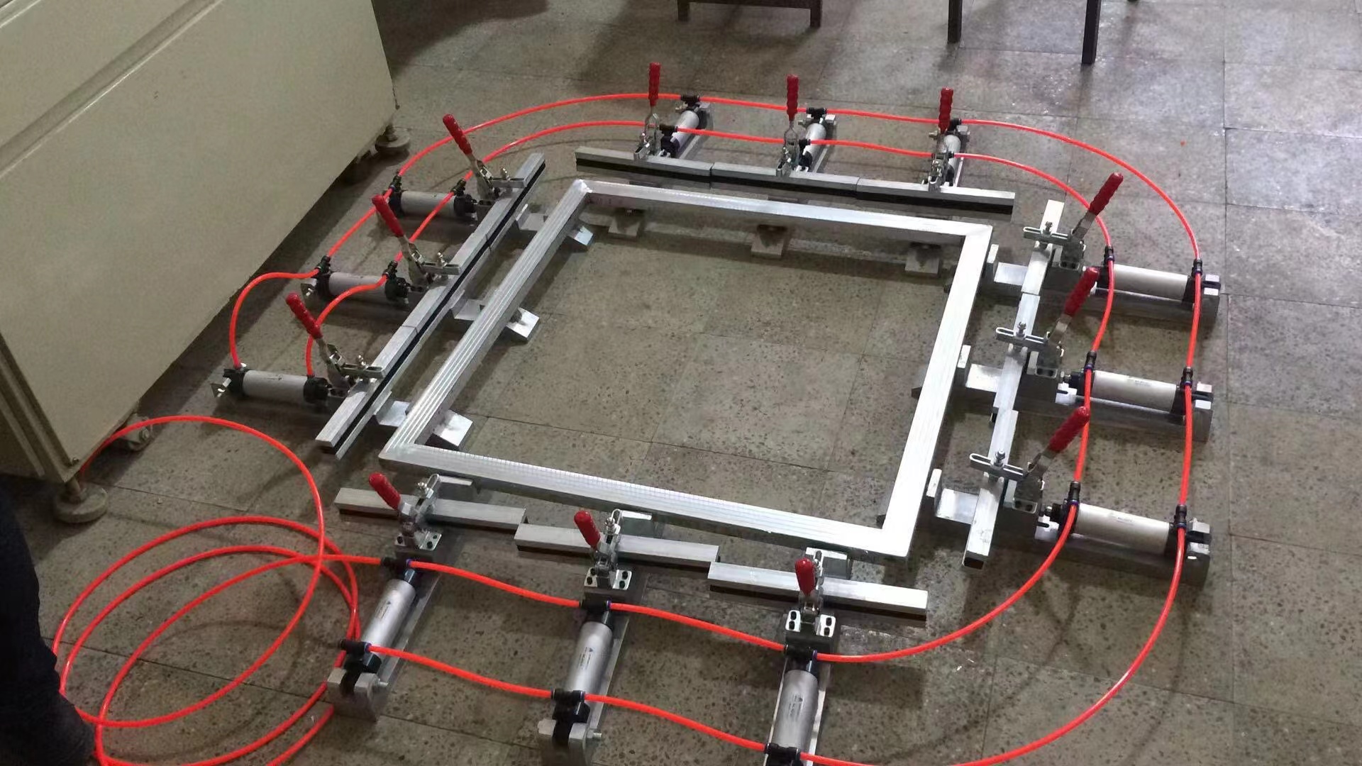 mesh stretcher