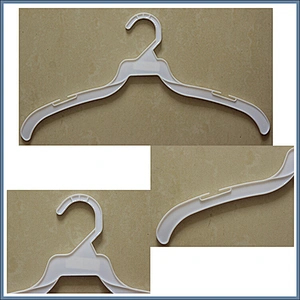 3123-40.5cm Plastic coat hanger with clips