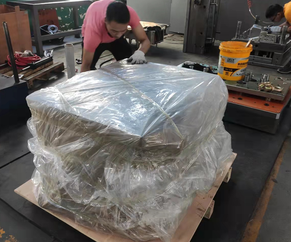 plastic injection mold packing