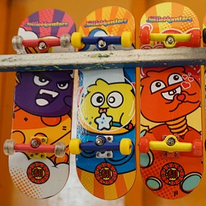 Wholesale Factory Hot sale finger toy Cool fingerboard finger joint game skate surfboard skateboard board