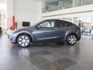 2022 rear-wheel drive version front side (left)
