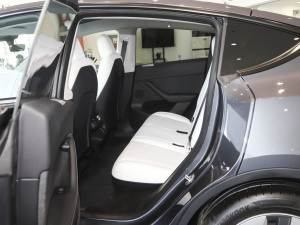 2022 rear-wheel-drive rear-seat space