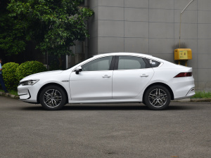 2021 400KM luxury front side (left)