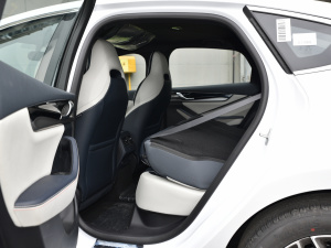 2021 400KM luxury rear seats down
