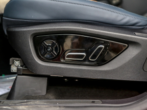 2022 Basic driver's seat adjustment