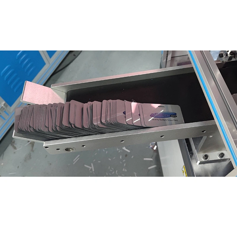 Automatischer Kartenstanzer für Sonderformen