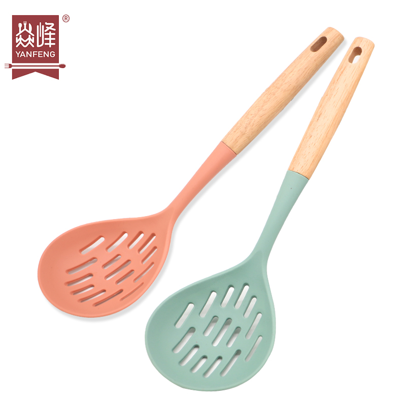 2022 New Products Heat Resistant Kitchen Accessories Utensils Kitchen Gadgets Silicone Cooking Skimmer With Wood Handle