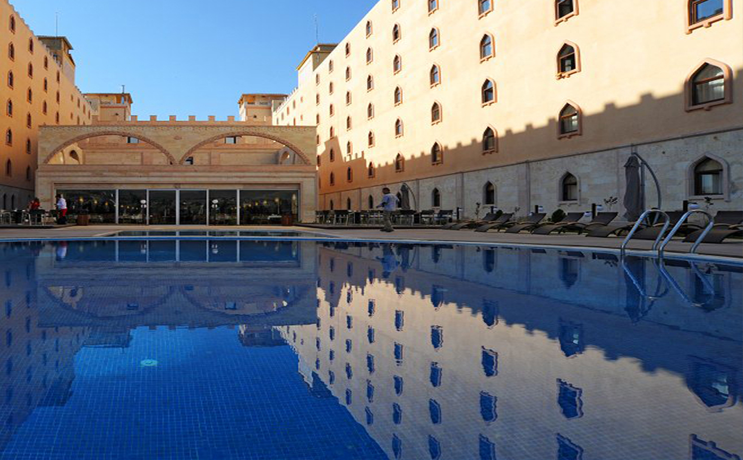 WHAT'S BETTER: A ROUND OR OVAL ABOVE GROUND SWIMMING POOL?