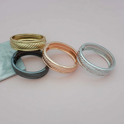 Brazalete moderno con incrustaciones de circón