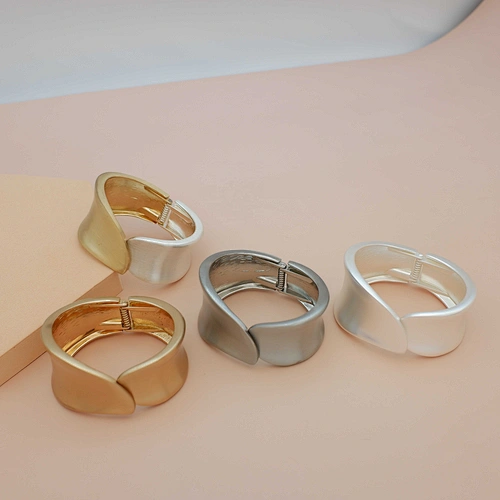 Pulseras de joyería de moda de oro de 18 quilates para mujeres personalizadas Pulsera de moda Brazalete grueso