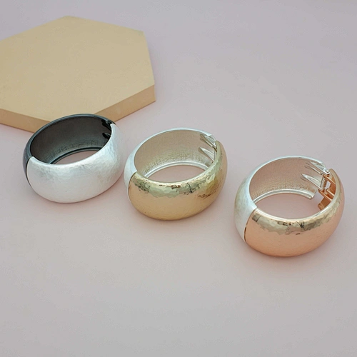 Brazalete moderno con incrustaciones de circón