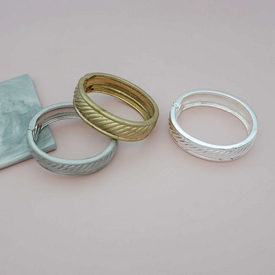 Brazalete moderno con incrustaciones de circón
