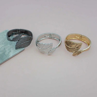 Brazalete con forma de hierba