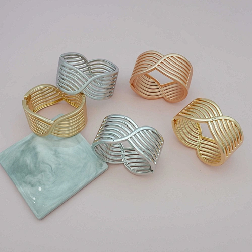 brazalete con dijes