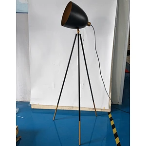 Wholesale 2022 Floor Standing Searchlight with Tripod Stand Floor Lamp Spotlight