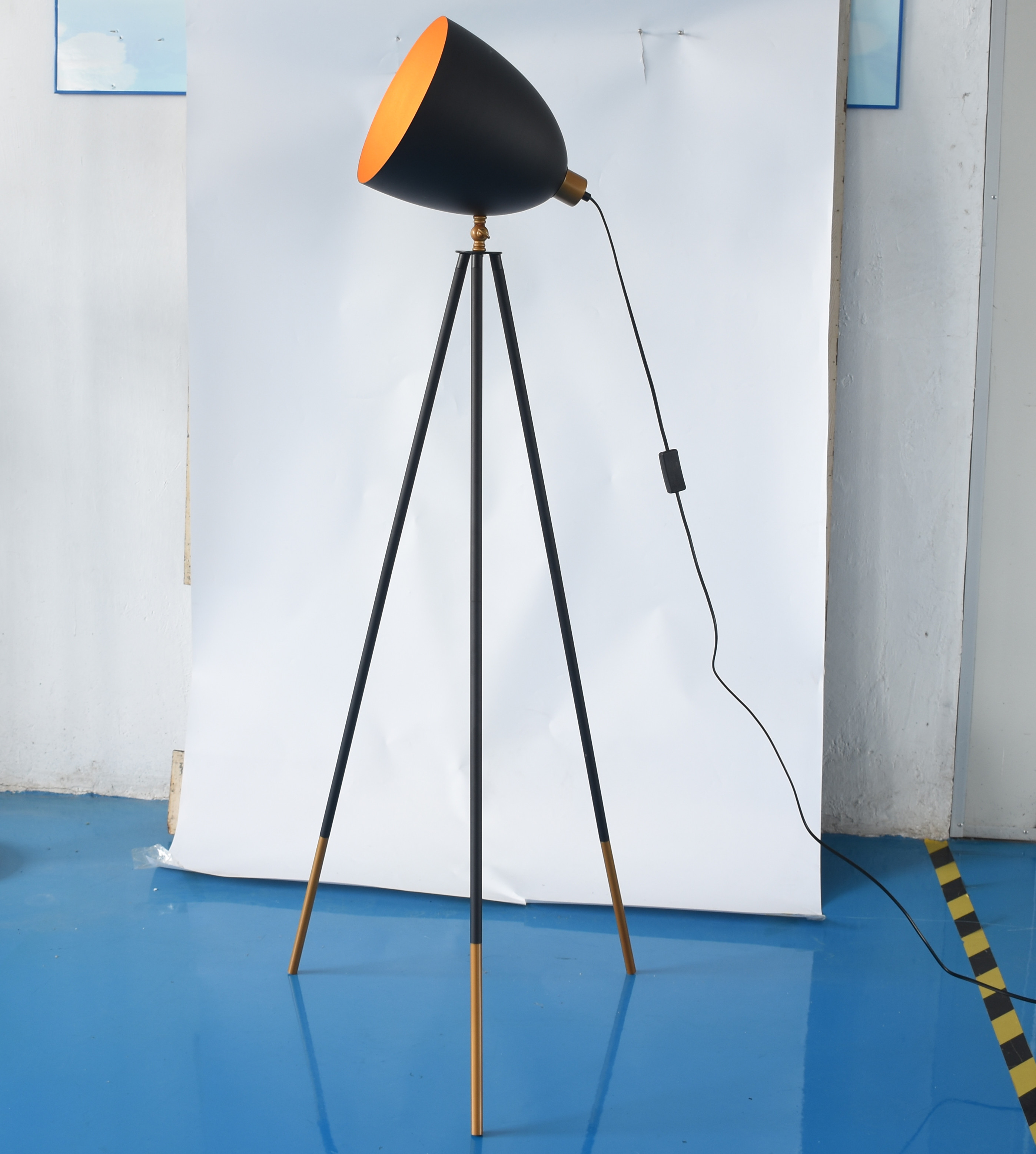 Wholesale 2022 Floor Standing Searchlight with Tripod Stand Floor Lamp Spotlight