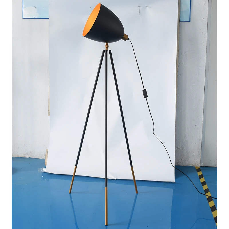 Wholesale 2022 Floor Standing Searchlight with Tripod Stand Floor Lamp Spotlight