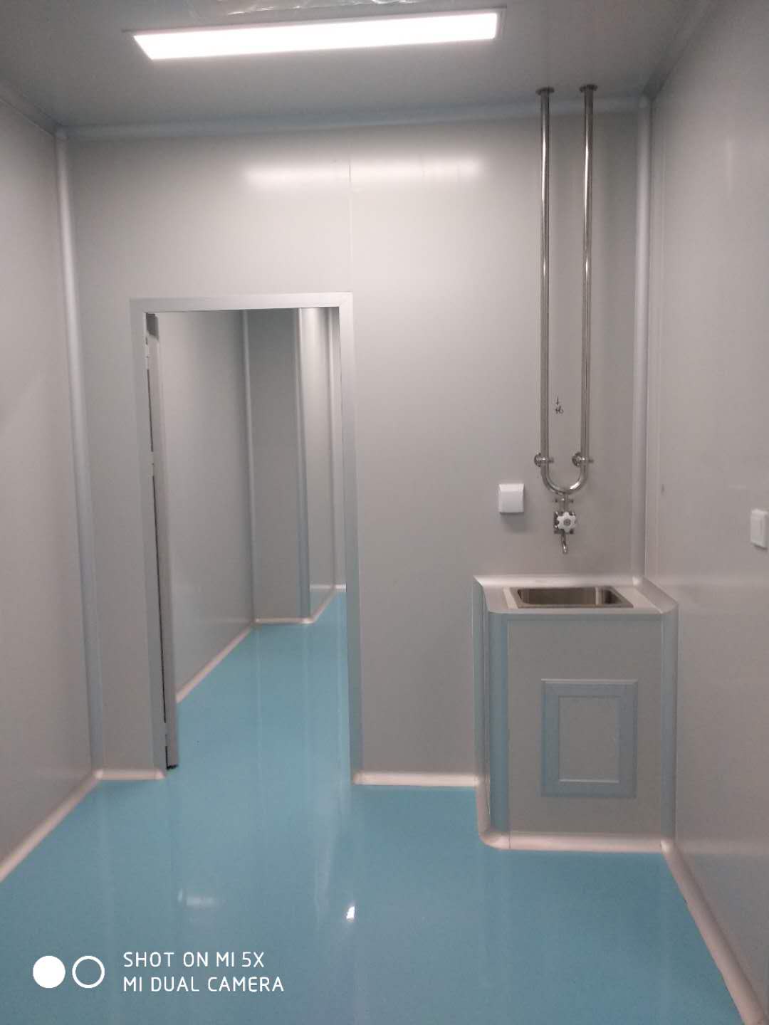 IV solution clean room