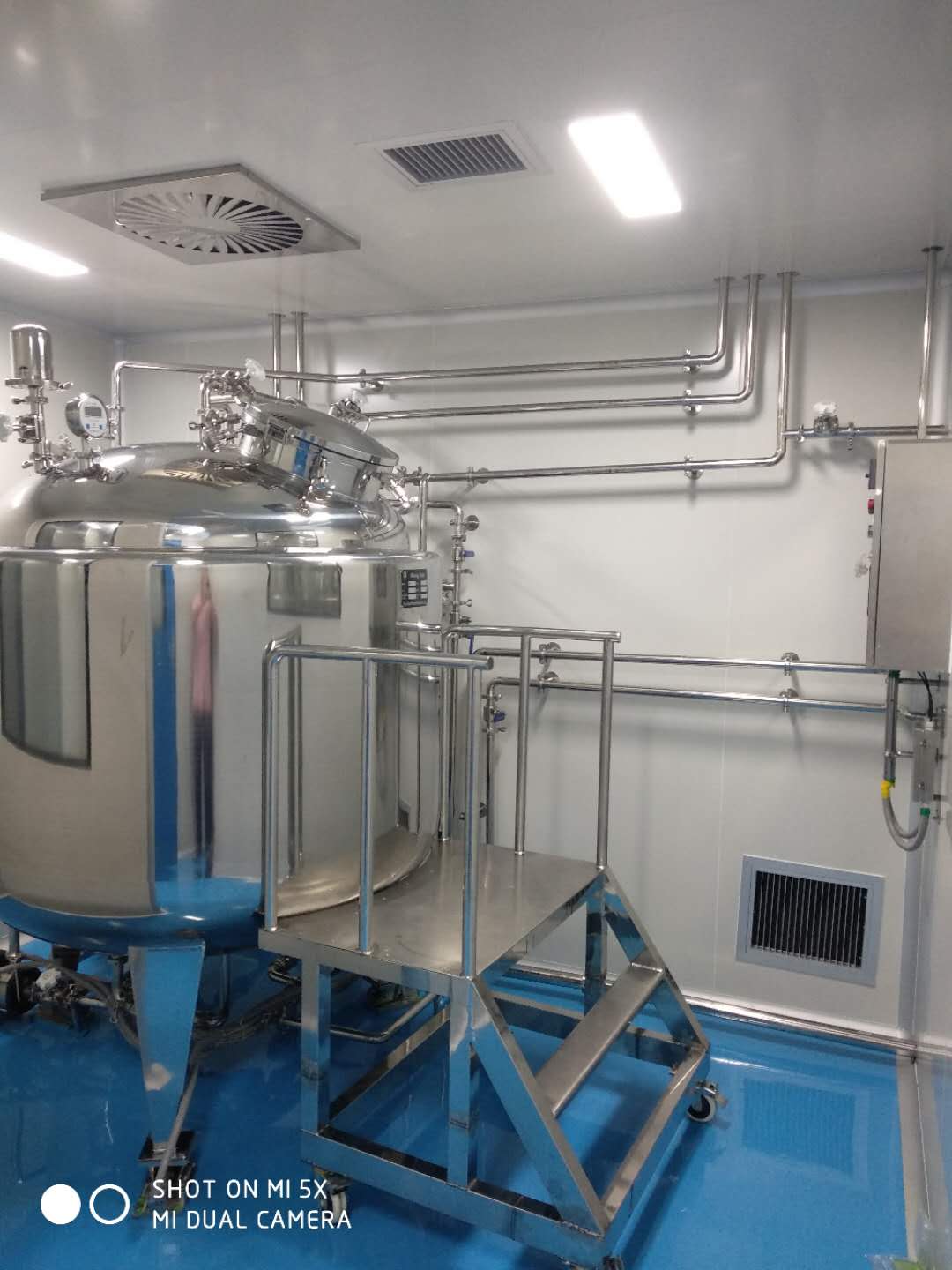 IV solution mixing tank clean room