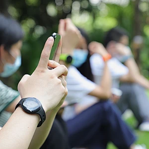High accuracy response social distancing alarm bracelet Radar beacon iBeacon tag