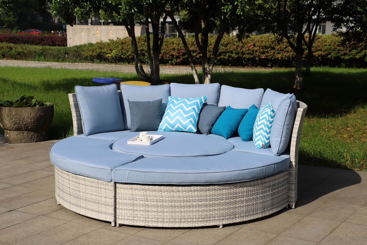 outdoor daybed