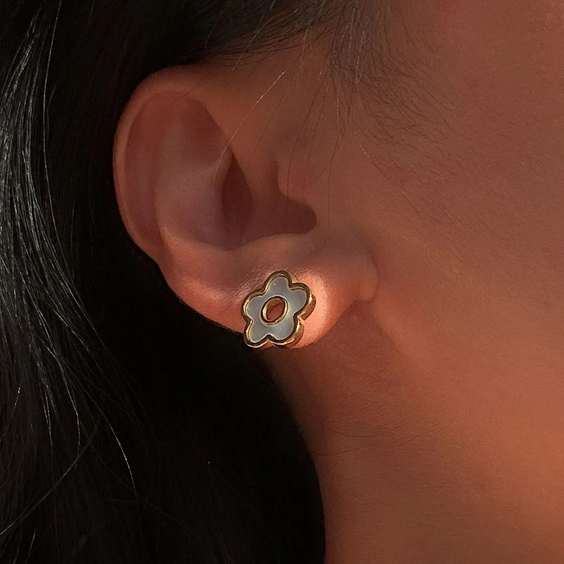 Women's Retro Natural Shell Stereo Flower Stud Earrings