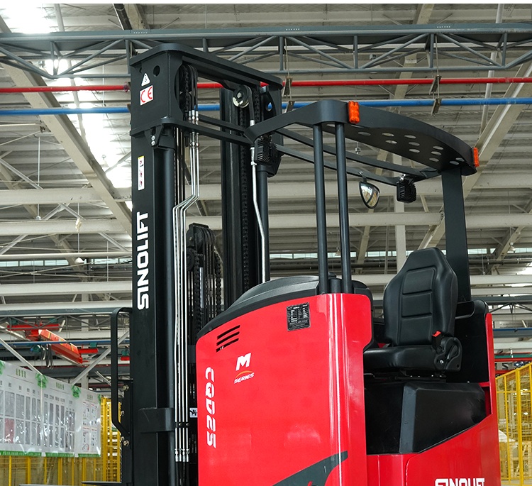 Electric reach truck