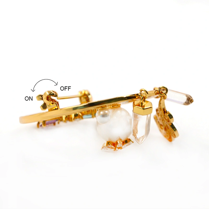 Fashion jewelry gold plated charms brooch in brass