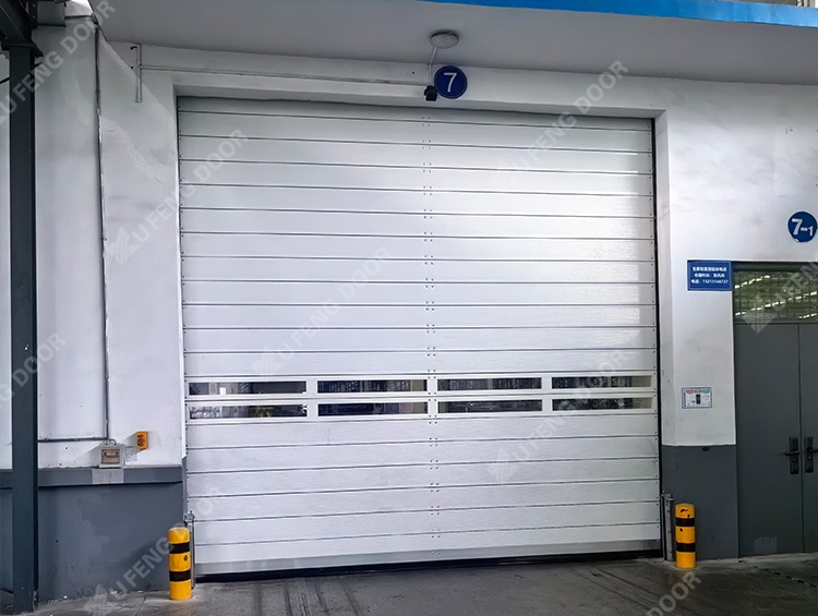 Instalación de puertas rápidas de espiral rígidas de Xufeng Door en una nave industrial