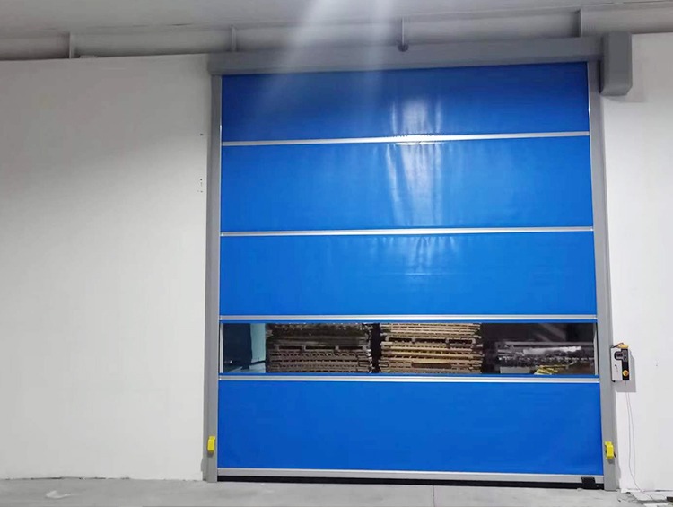 Puerta enrollable rápida abriéndose en un área logística de acceso frecuente