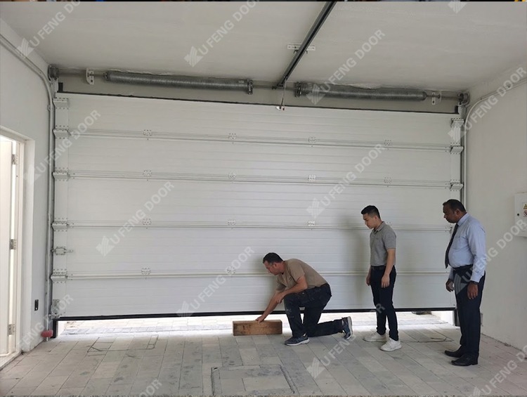 Pruebas de inversión de seguridad en puertas de garaje verificación de fotocélulas y resistencia al impacto