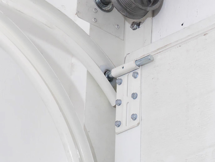 por qué ajustar los rieles de la puerta de garaje