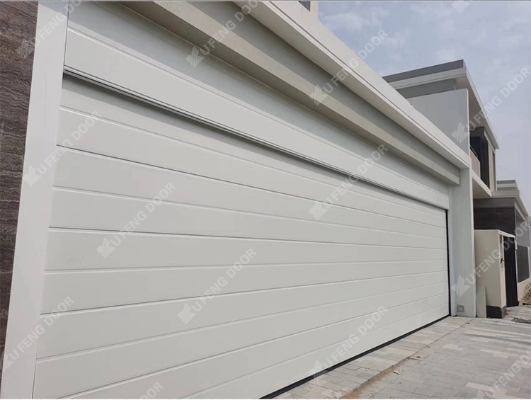 Instalación de puertas seccionales de garaje duraderas y seguras por Xufeng Door