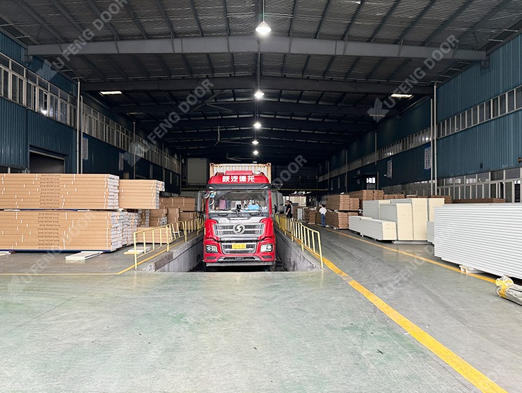Camión de transporte saliendo de Xufeng Door tras completar el embalaje de exportación de calidad para puertas