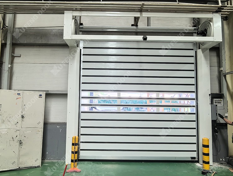 Puertas de espiral aisladas de alto rendimiento sección de panel sándwich de 44mm con poliuretano