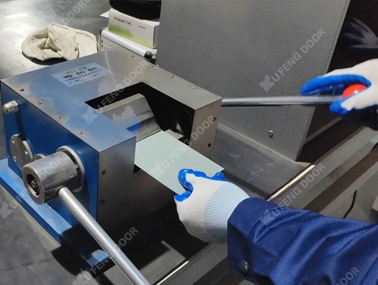 Técnico de Xufeng realizando una inspección de calidad de puertas de garaje y sistemas de seguridad