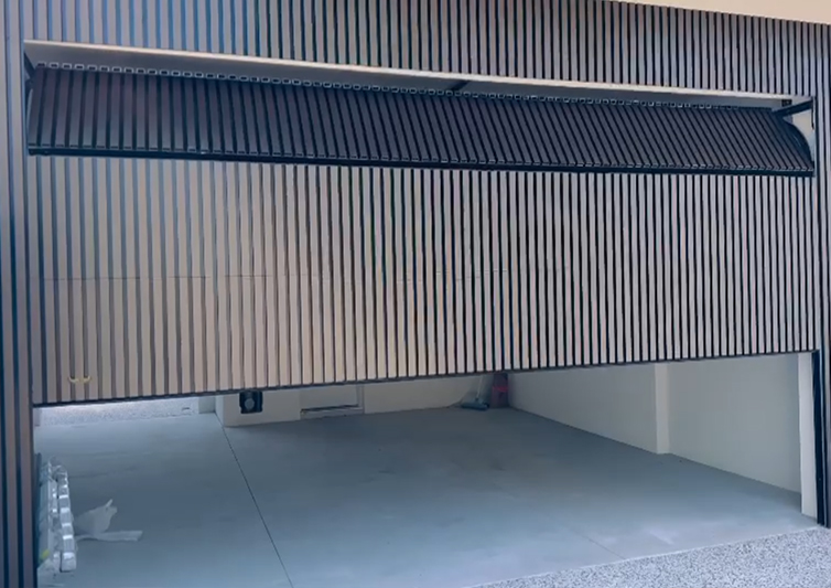 puerta de garaje de aluminio oculta