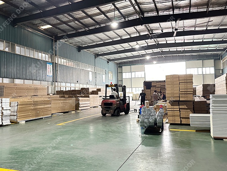 Inspector de calidad verificando la protección en contenedores para puertas de garaje y el embalaje