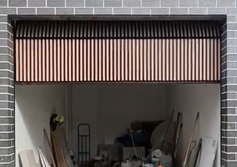 cómo instalar una puerta de garaje de rejilla de aluminio