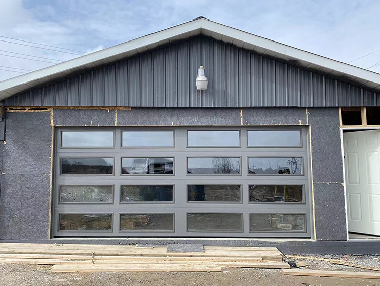 Ventanas modernas integradas en panel de portón