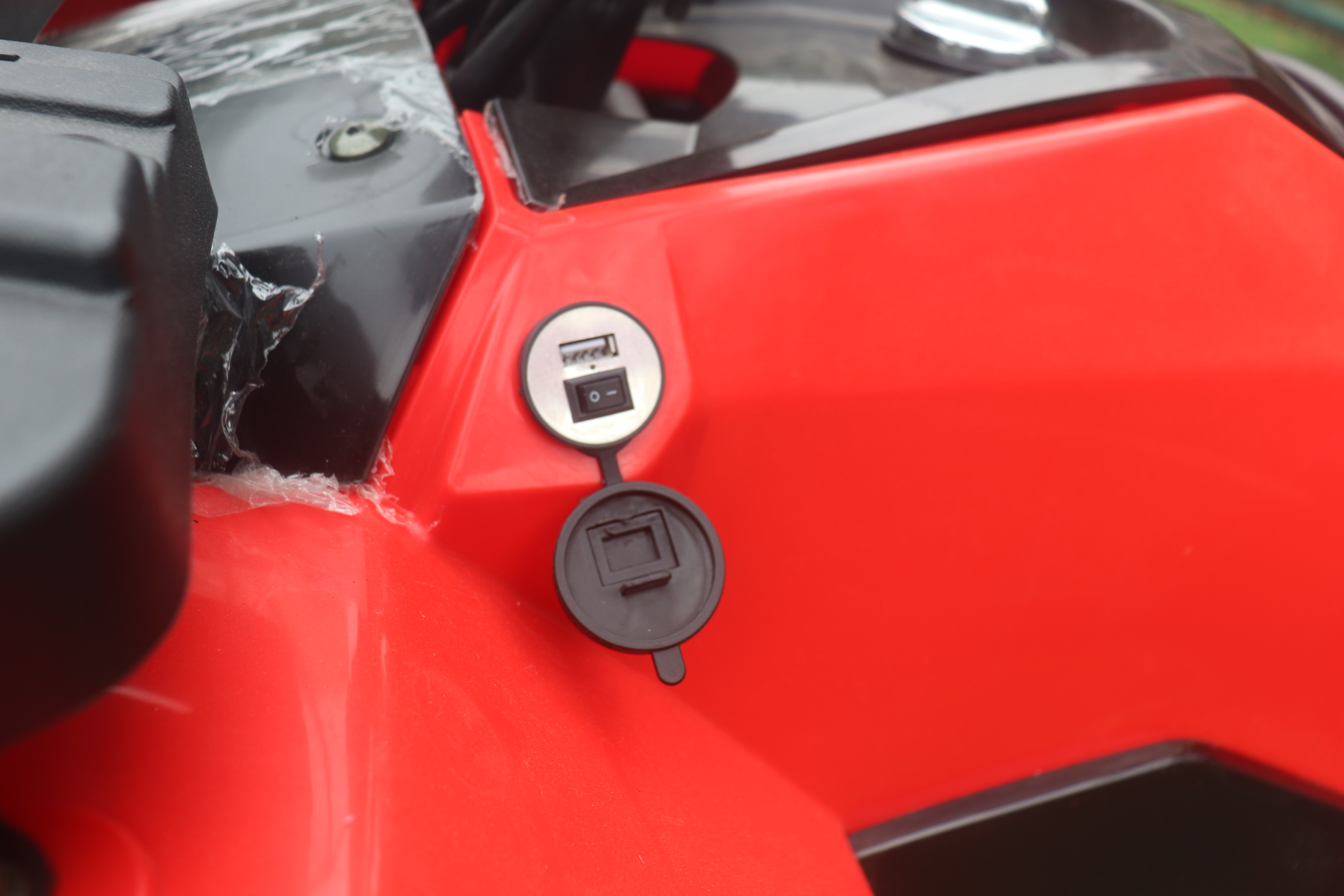 atv with usb charger port, can charge phone when you drive it